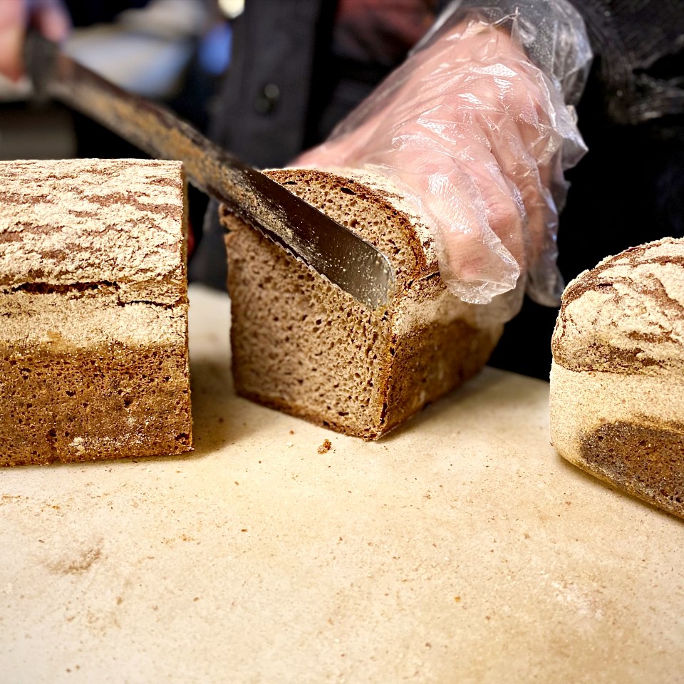 bauletto di pane di segale tagliato a metà