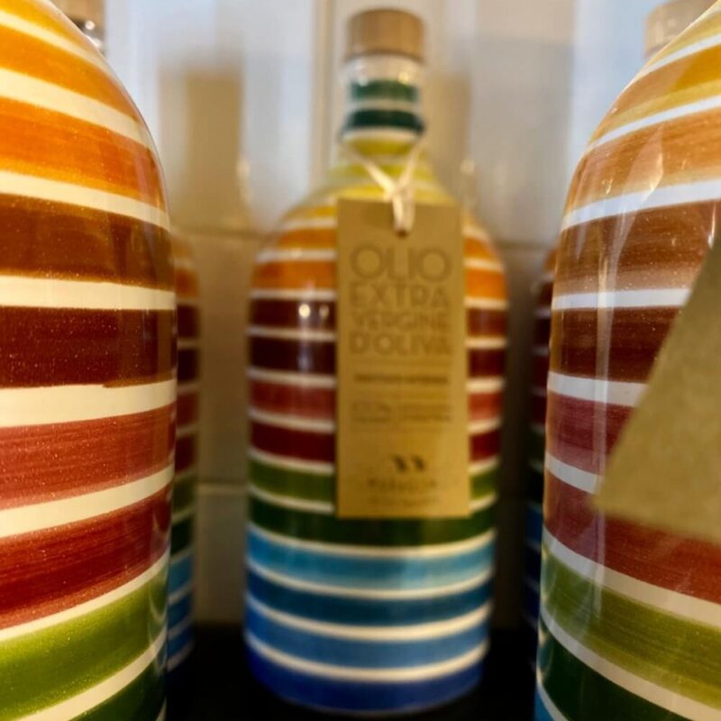 bottiglie di olio a righe colorate